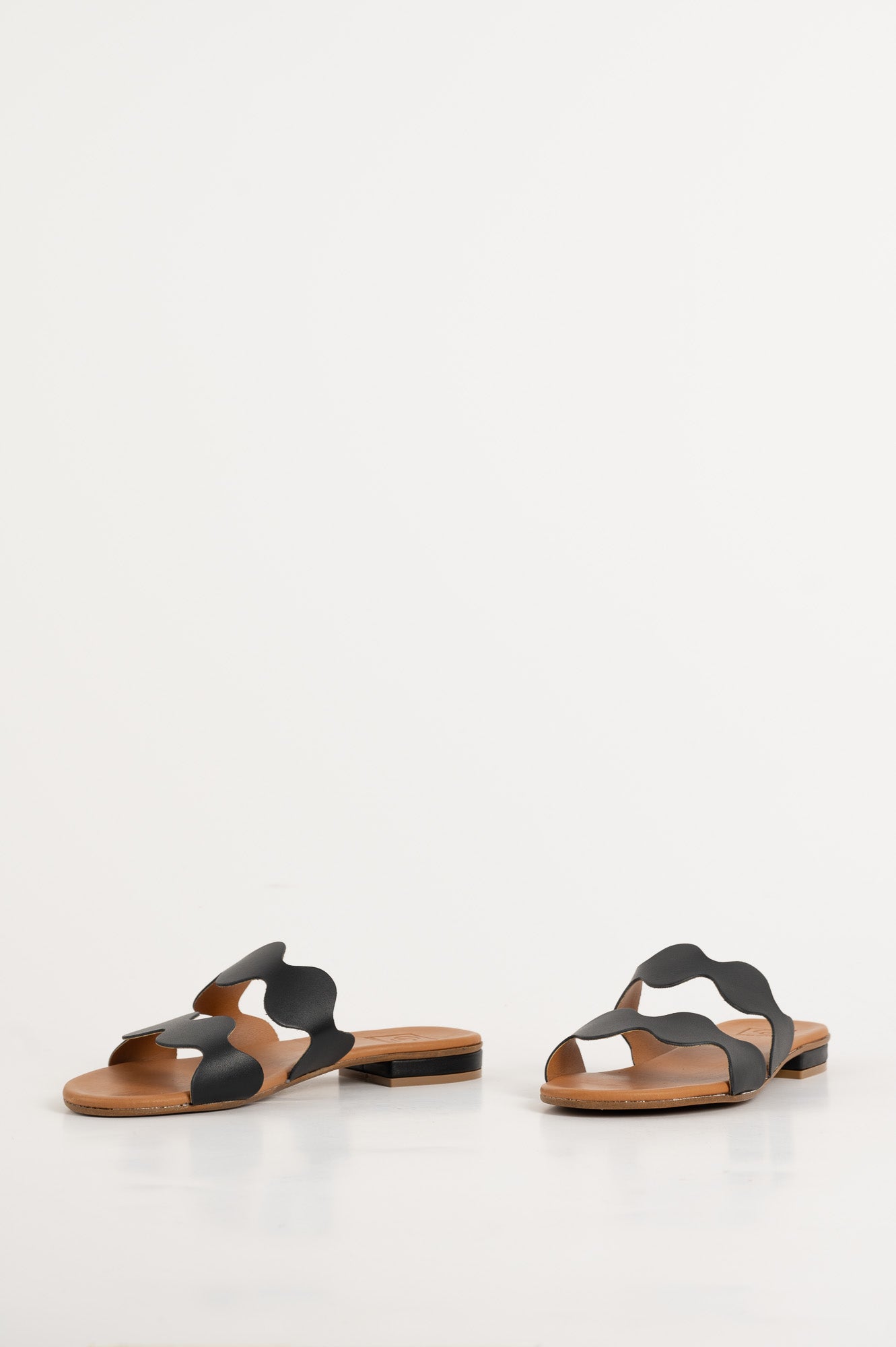 Flat Sandal Wave | Black Calf Leather