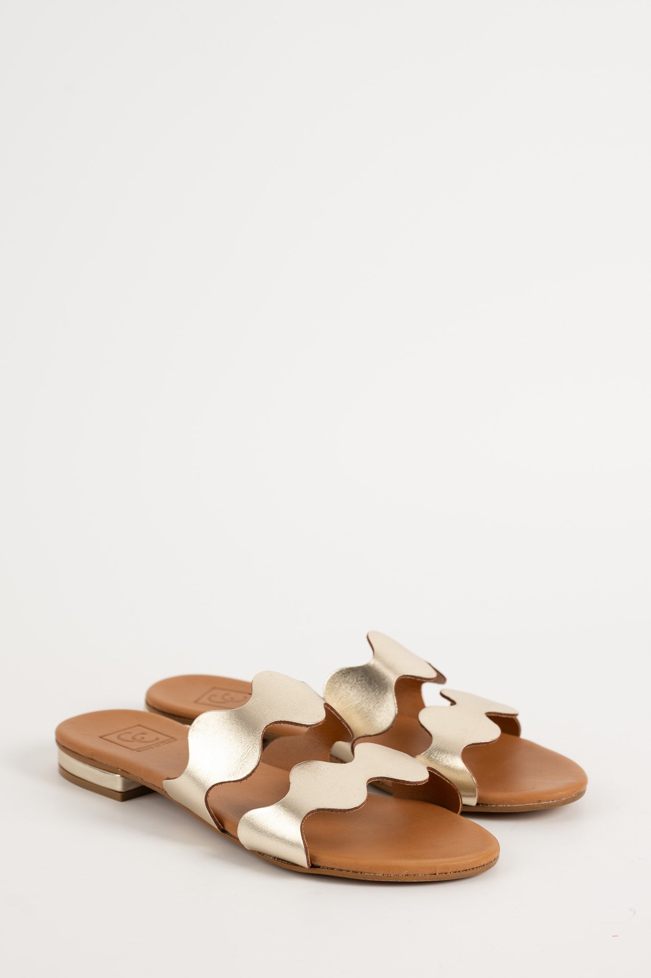Flat Sandal Wave | Shiny Platino Calf Leather