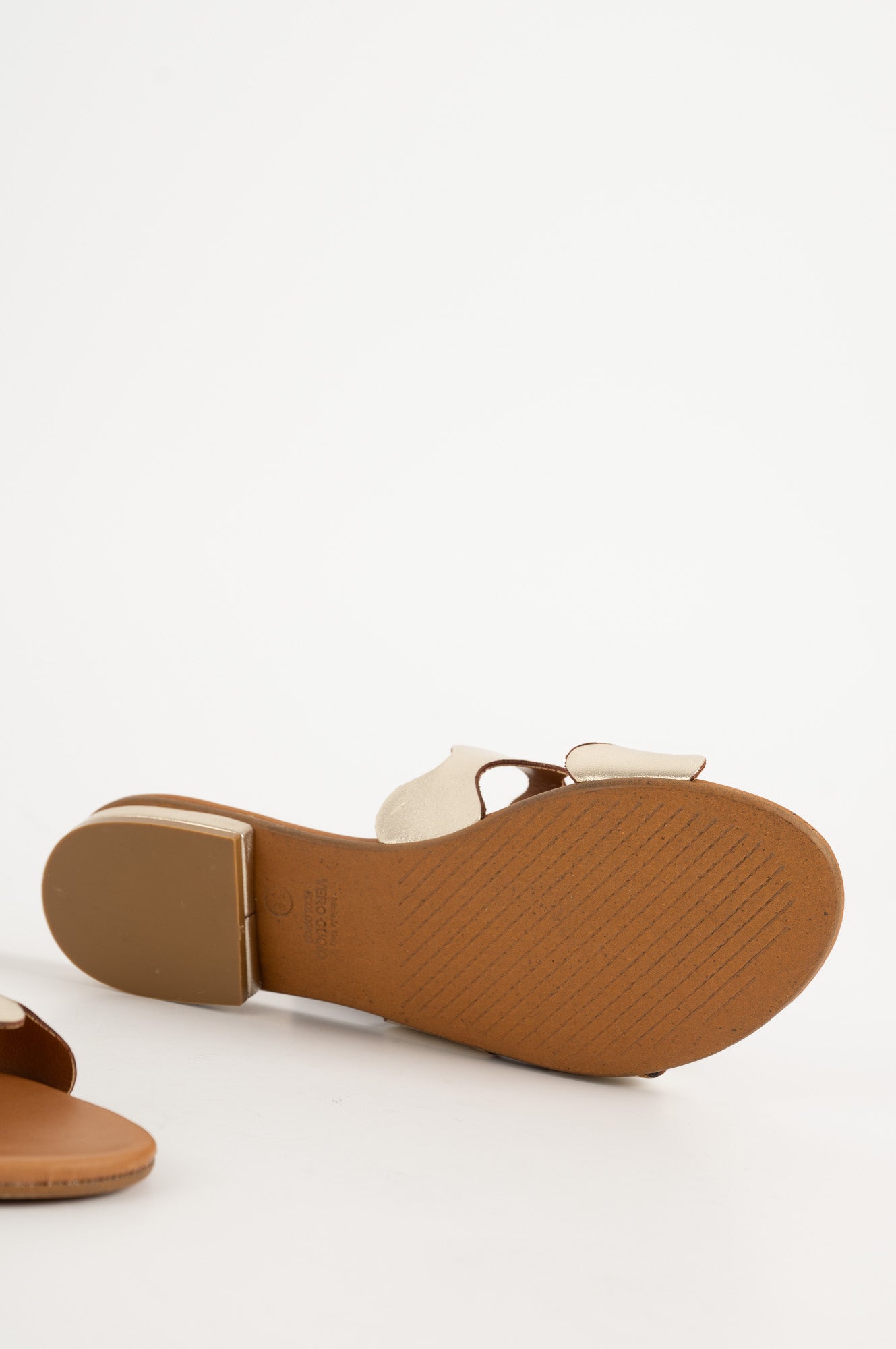 Flat Sandal Wave | Shiny Platino Calf Leather
