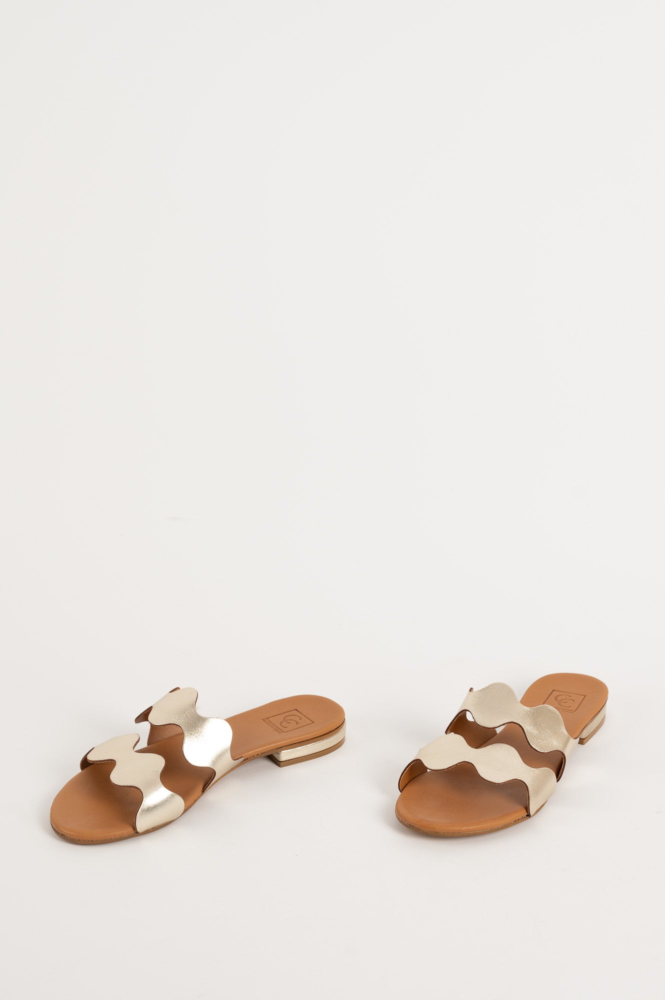 Flat Sandal Wave | Shiny Platino Calf Leather