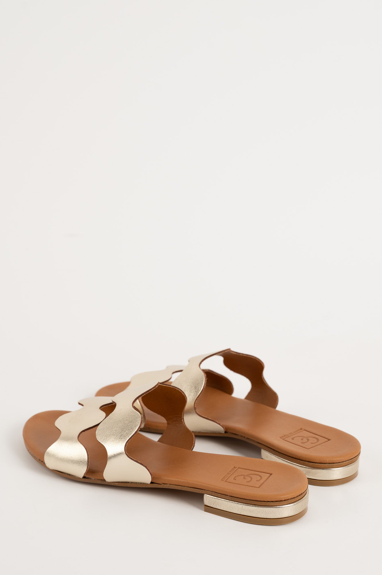 Flat Sandal Wave | Shiny Platino Calf Leather