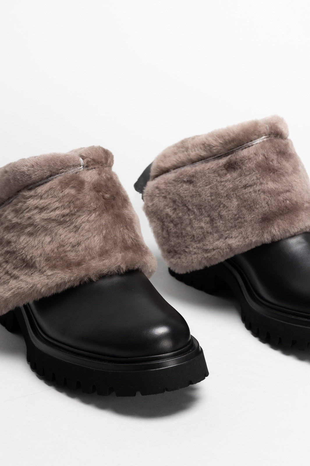 Shearling Boot Piuma | Elegant Black Calf Leather