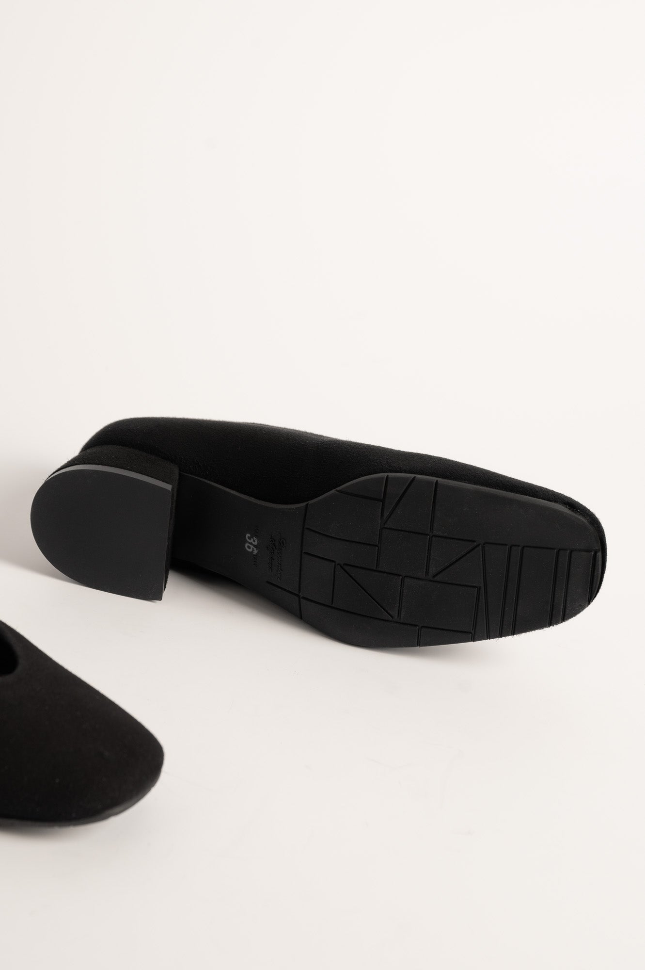 Rounded Pump Elmina | Black Suede