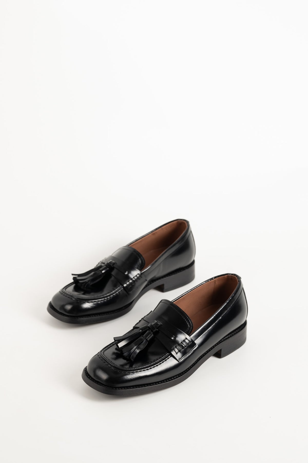 Glossy Tassle Loafer | Black Abrasivato Leather