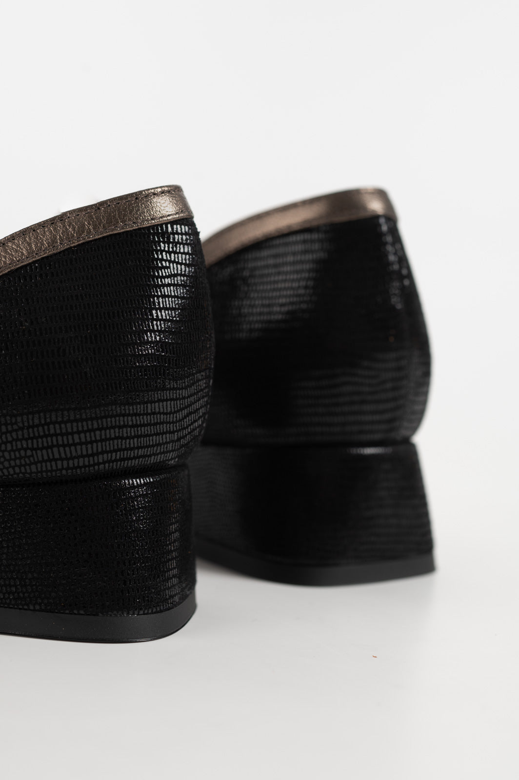 T-Strap Pump Hidrow 047 | Black Patent Suede