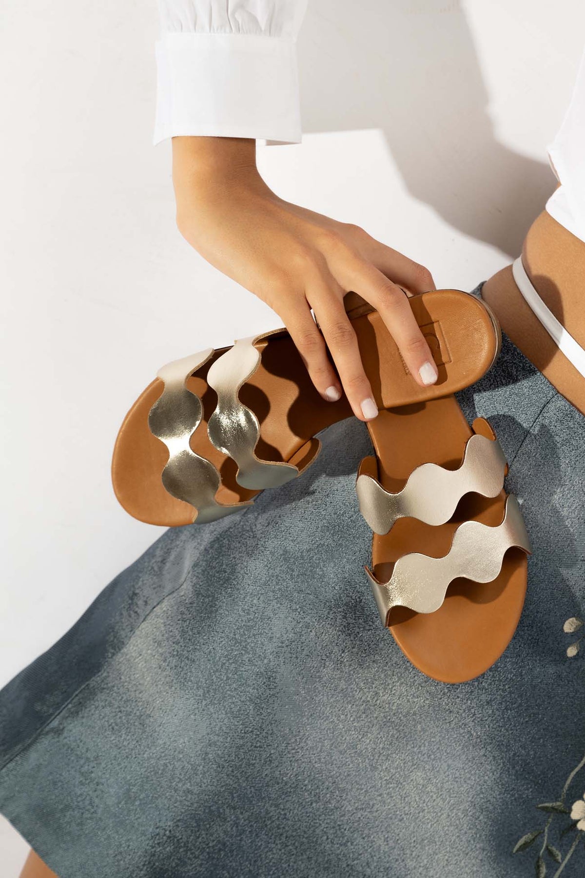 Flat Sandal Wave | Shiny Platino Calf Leather