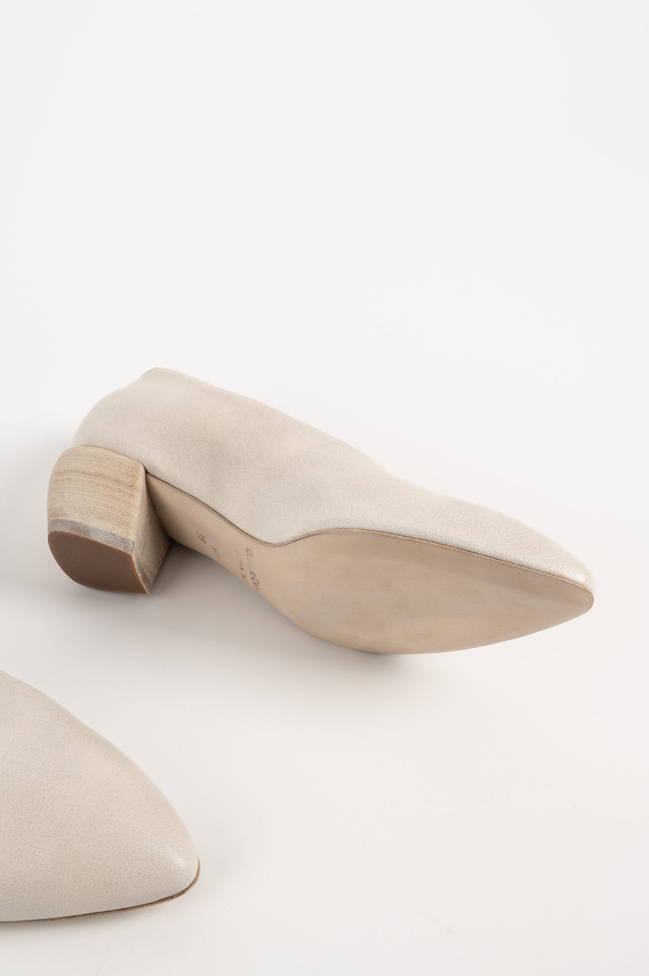 Pump Sally | White Buffalo Leather