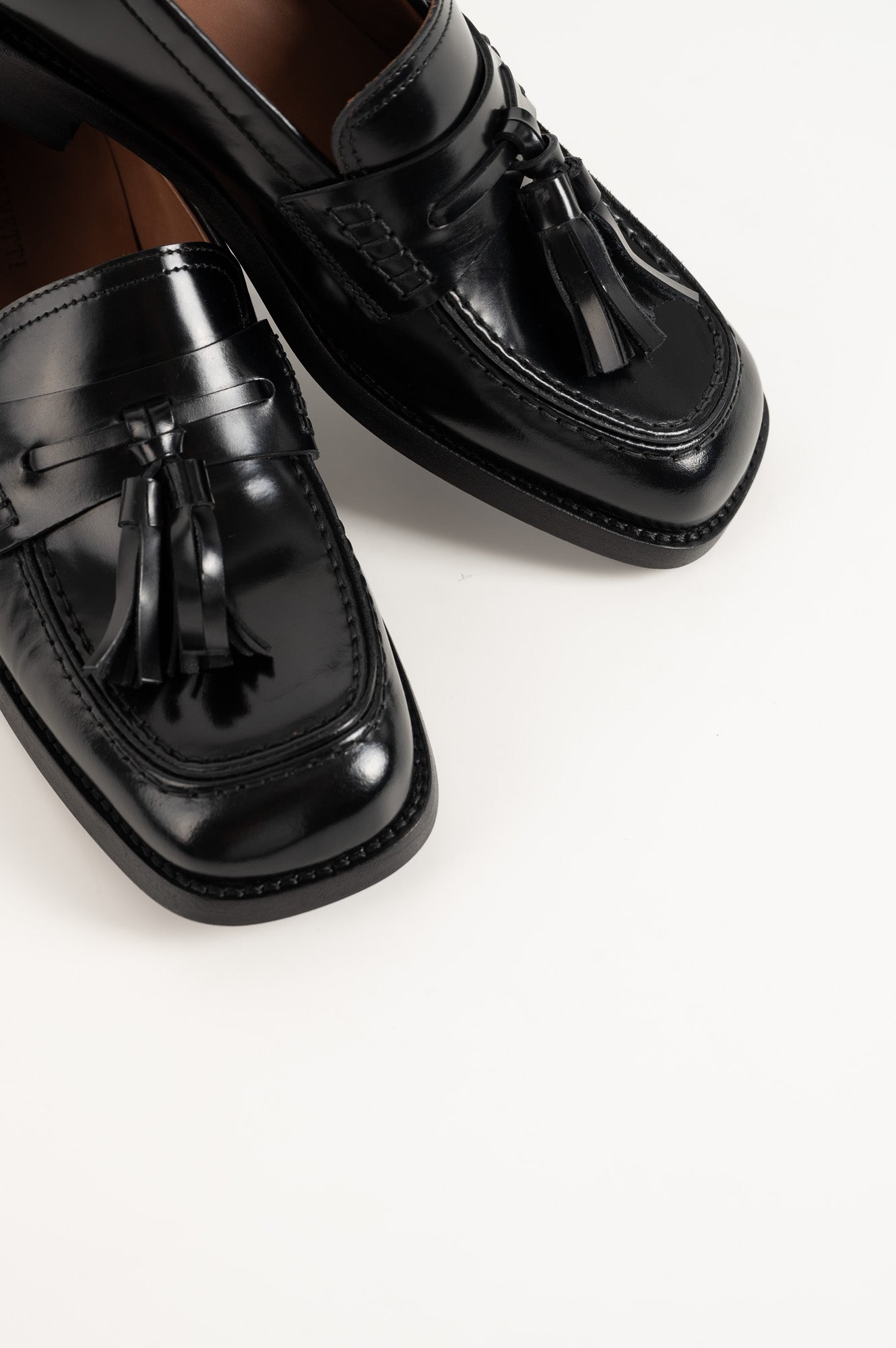 Tassle Loafer 325 | Black Abrasivato Leather