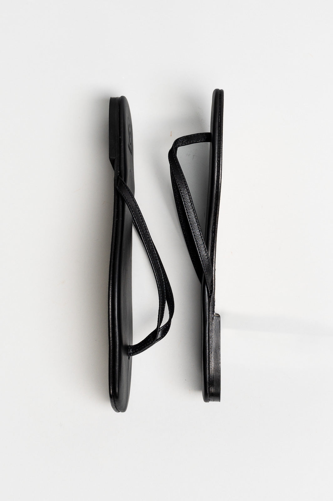 Thong Sandal Lila | Deep Black Calf Leather