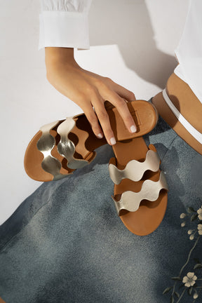 Flat Sandal Wave | Shiny Platino Calf Leather